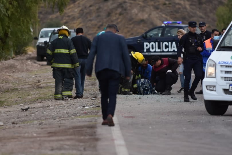 Una camioneta con estudiantes volcó y dejó como saldo varias personas heridas.