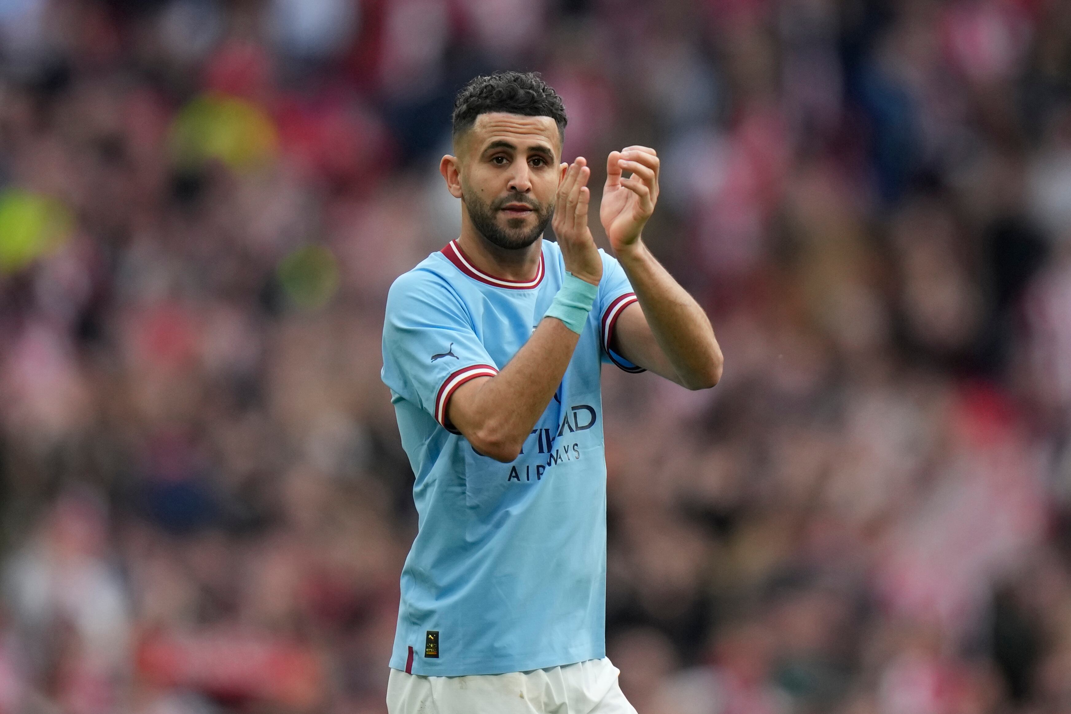 El viernes 28 de julio del 2023, Mahrez firma con el Al-Ahli de Arabia Saudí. (AP Foto/Alastair Grant)