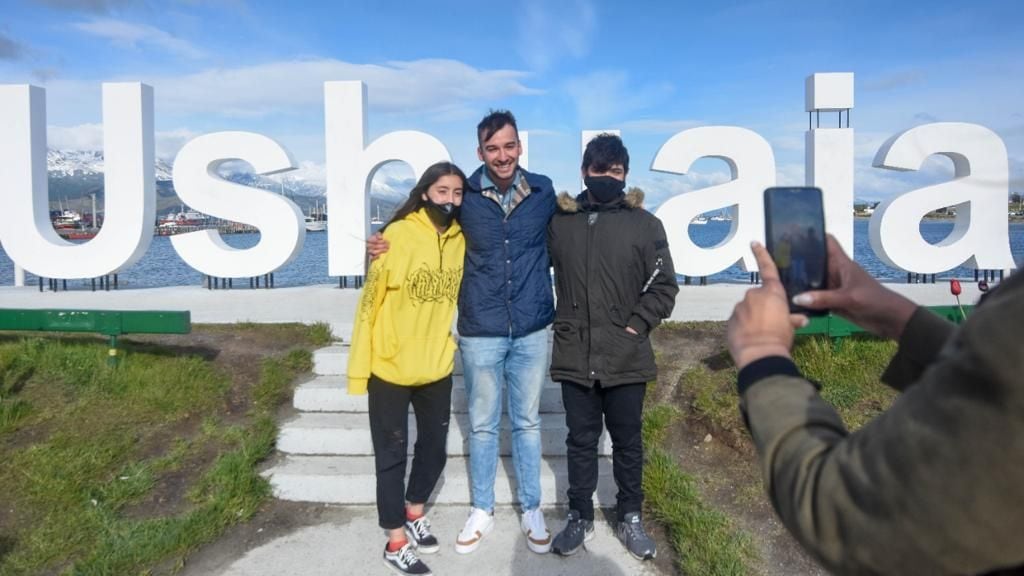 Carlos Martinic se fotografió con seguidores en el cartel de Ushuaia.