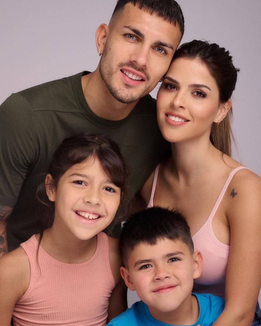 Leandro Paredes, junto a su pareja, Camila Galante, y sus dos hijos