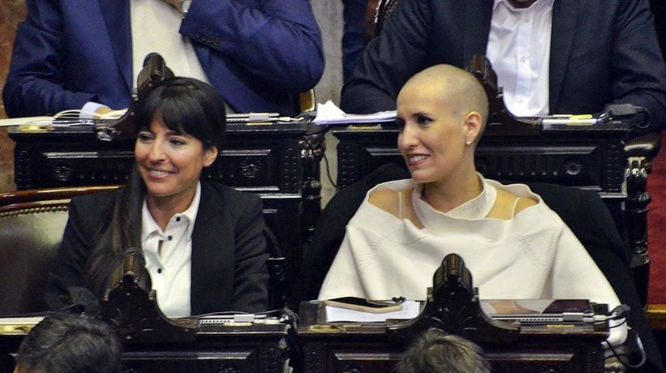 La diputada nacional por Mendoza, Jimena Latorre, fue ovacionada por dar el ejemplo e ir a sesionar, aún atravesando un tratamiento de quimioterapia.