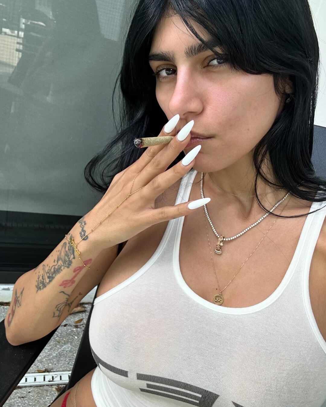 Top blanco con transparencias: Mia Khalifa dejó sin palabras a sus fans con un outfit infartante