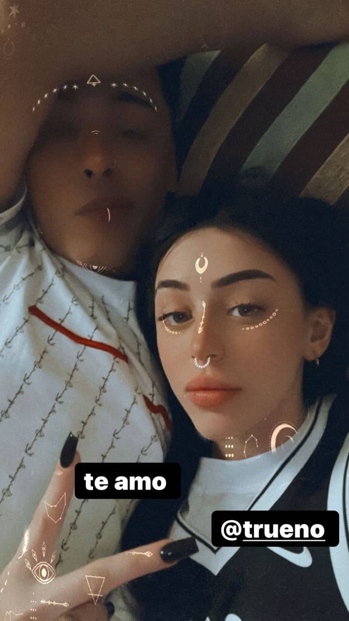 La rosarina subió una selfie con su novio durante la visita a su ciudad natal.