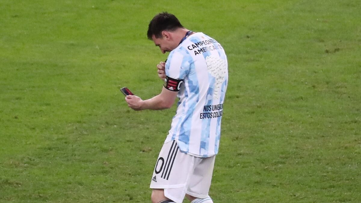 Lionel Messi celebró por videollamada con Antonela Roccuzzo desde el Maracaná
