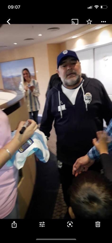 El día que Diego Maradona le firmó la camiseta, que este 21 será sorteada.