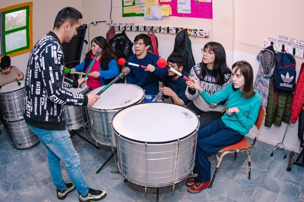 “La Familia del Tambor”, visitó hoy el Centro de Actividades Alternativas para Personas con Discapacidad donde realizó un taller lúdico recreativo.