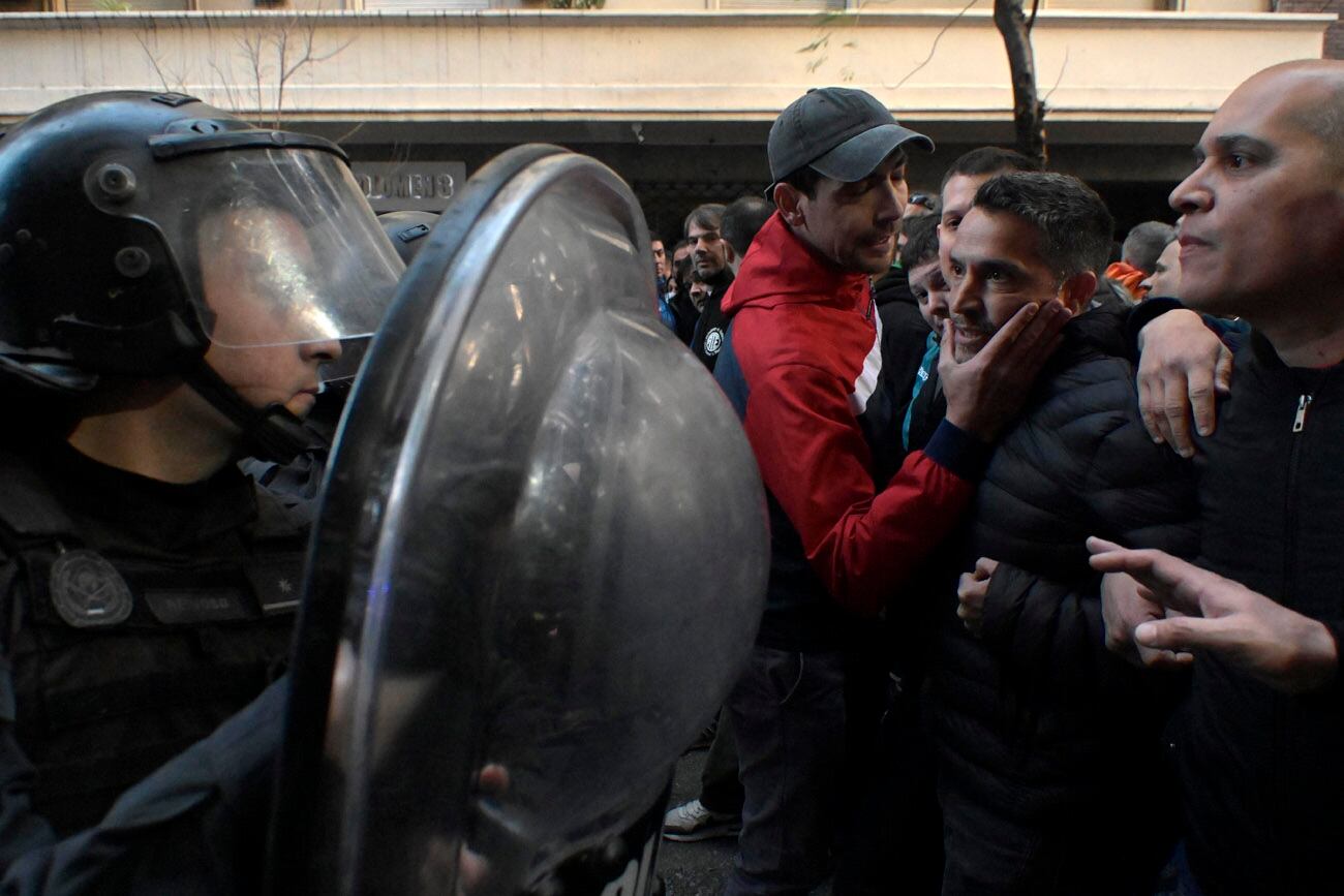 Represión a militantes y a gente particular autoconvocada que se encuentra congregada en la plaza ubicada en Juncal y Paraná, en el barrio porteño de Recoleta, en apoyo a la vicepresidenta Cristina Fernández de Kirchner, para repudiar la decisión del Gobierno porteño de disponer un vallado en las inmediaciones de su domicilio. (Télam)