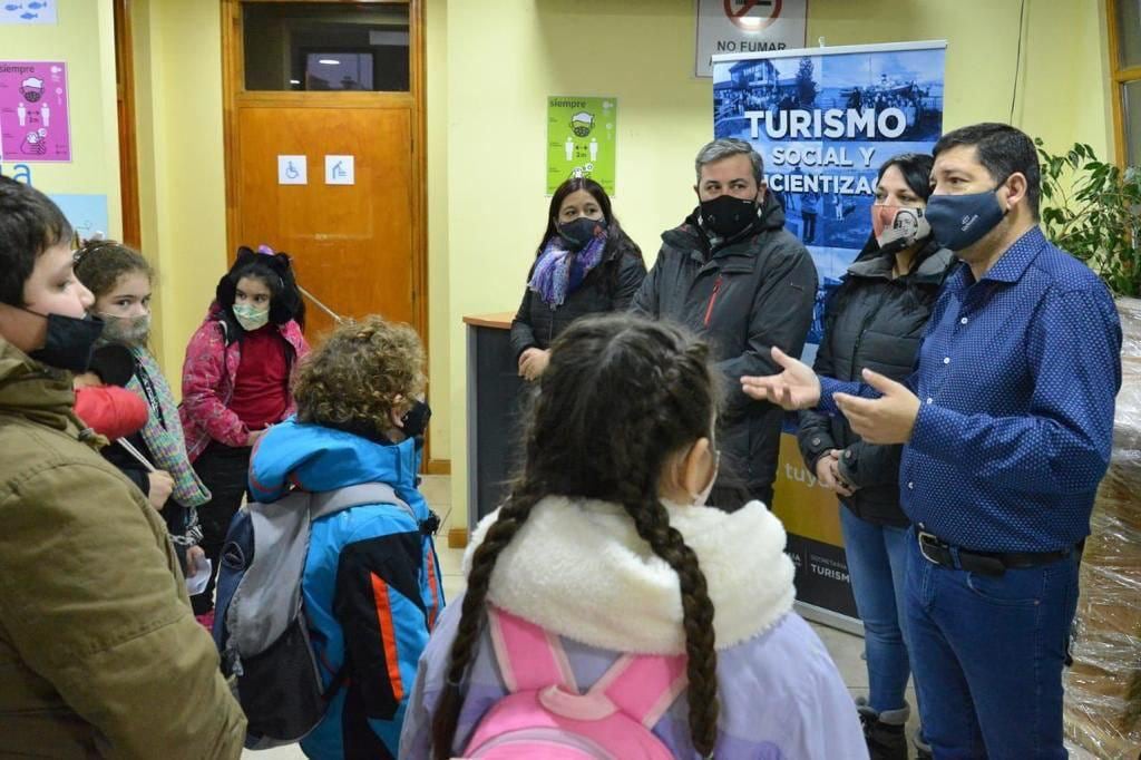 Estudiantes de Tolhuin recorrieron la ciudad en el marco del programa "Turismo Social y Concientización".