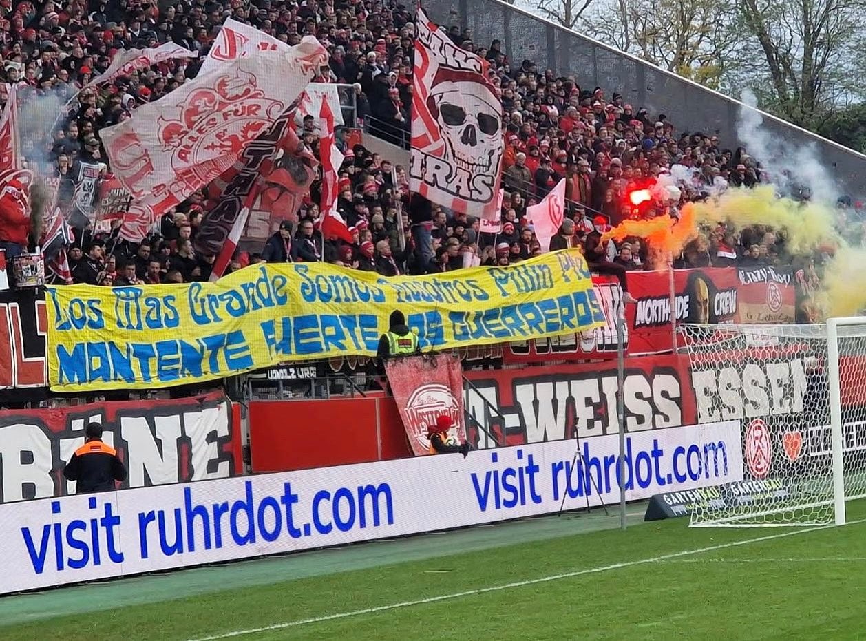 Hinchas de Rot-Weiss Essen colgaron en Alemania una bandera de Rosario Central dedicada a Andrés Bracamonte. "Pillín" fue asesinado dos semanas antes a pocas cuadras del Gigante de Arroyito.