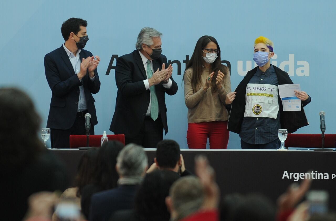 Reclamo al presidente Alberto Fernández durante el lanzamiento del DNI para personas no binarias.