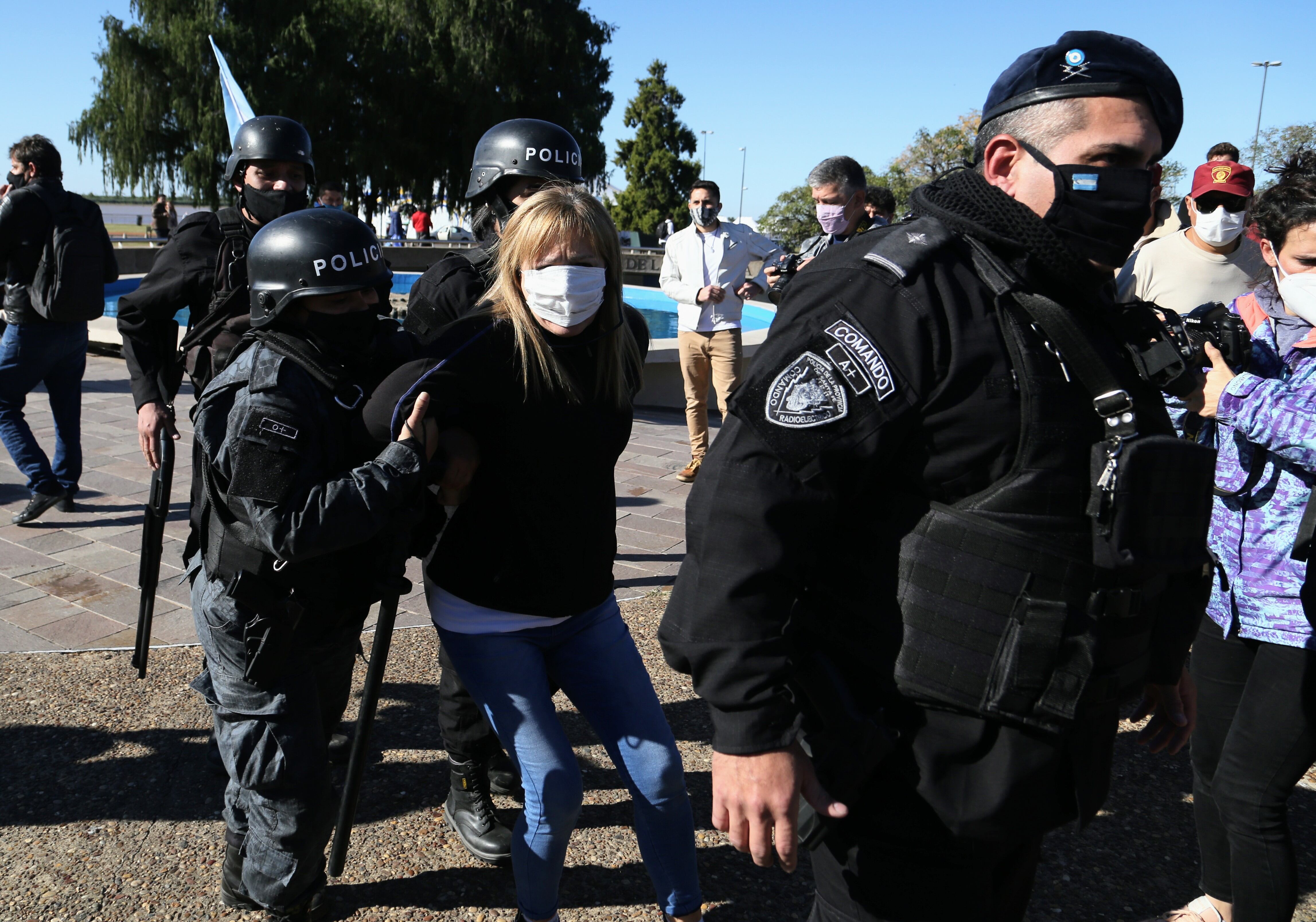 Los anti cuarentenas se juntaron este mediodia en el Monumento a la Bandera y fueron dispersados por la Policia de Rosario.
Foto: Clarin