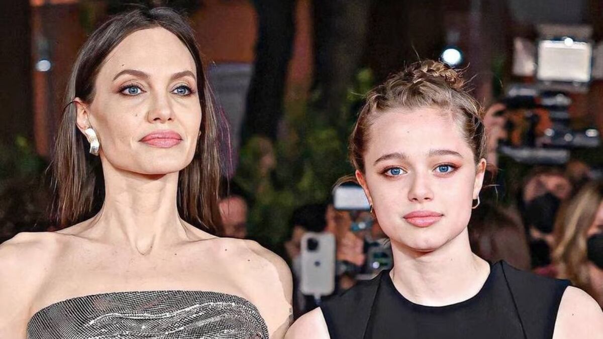 Shiloh Jolie Pitt, la hija de Angelina Jolie y Brad Pitt, sorprendió con su look de minifalda y remera oversized