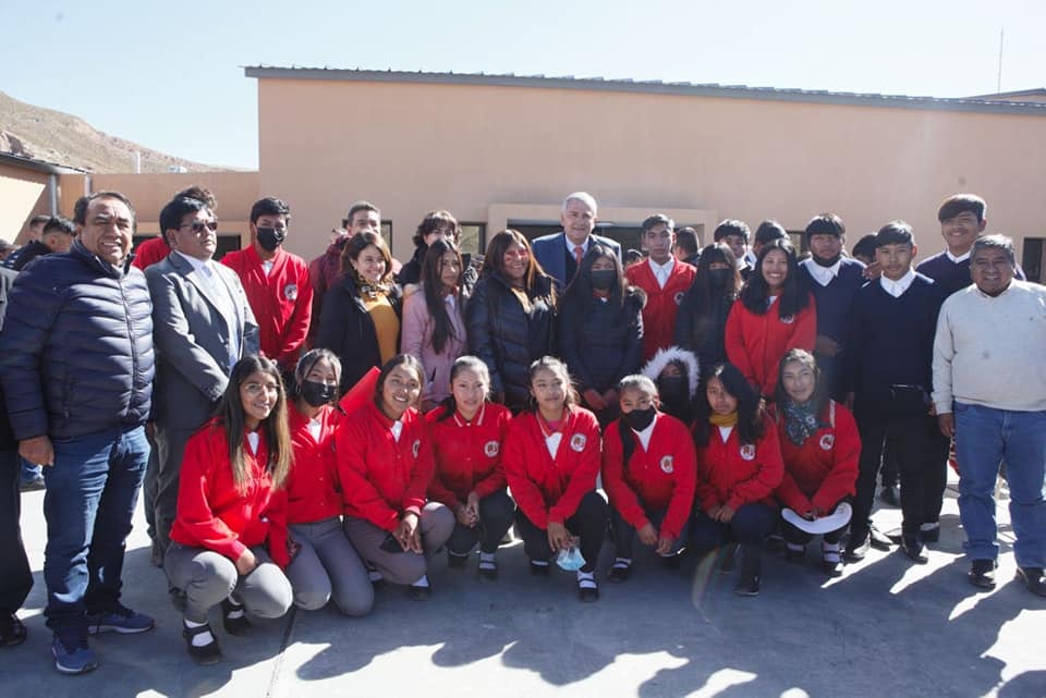 El estudiantado del Colegio Secundario n.° 18 de Coranzulí -chicas y chicos del pueblo y otros procedentes de parajes próximos- recibieron con mucha alegría a las autoridades este lunes.