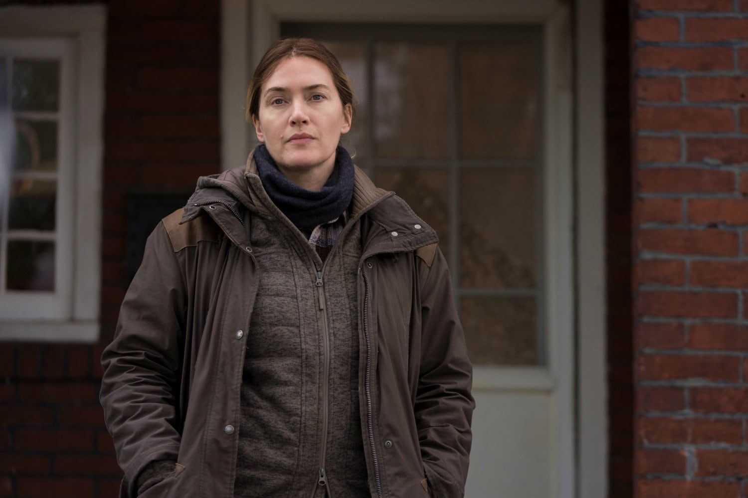 En "Mare of Easttown", Kate Winslet interpreta a una detective hábil pero disfuncional. (HBO)