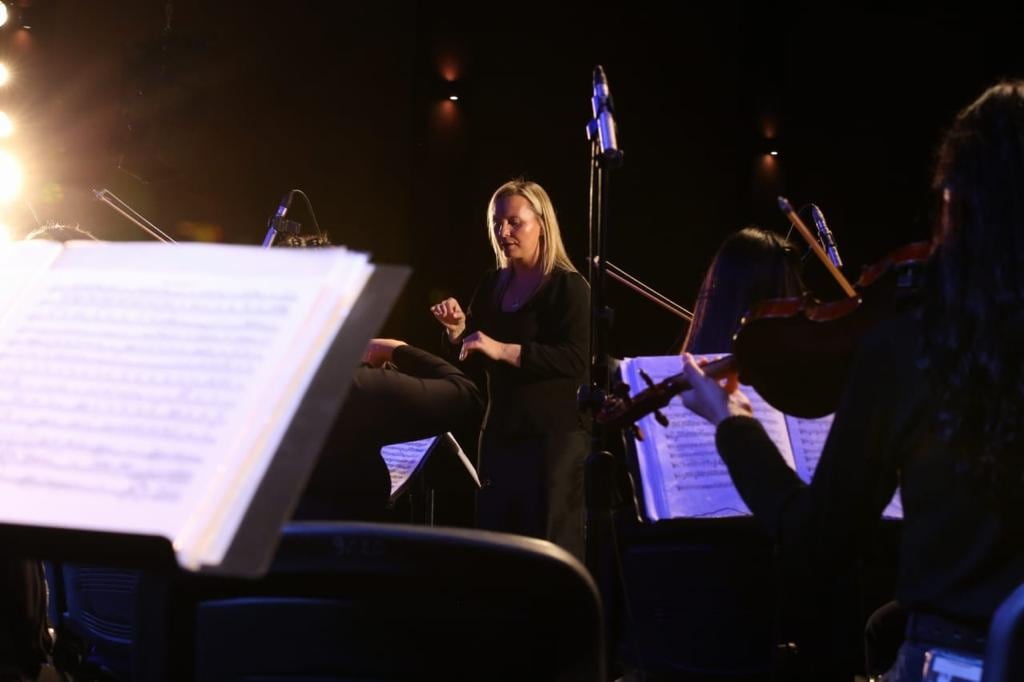 La Orquesta Filarmónica de General Alvear, dirigida por Emilce Jacobchuk, en la Vevlada de Gala por el 108° Aniversario del departamento.