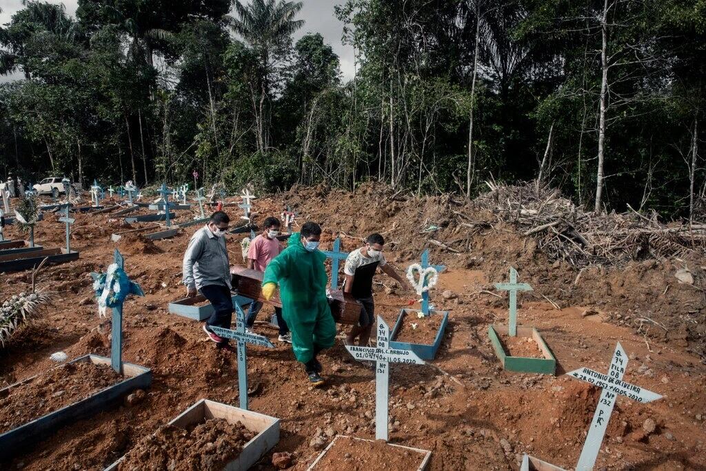 El país alcanzó el miércoles un récord diario de 1.910 muertes. 