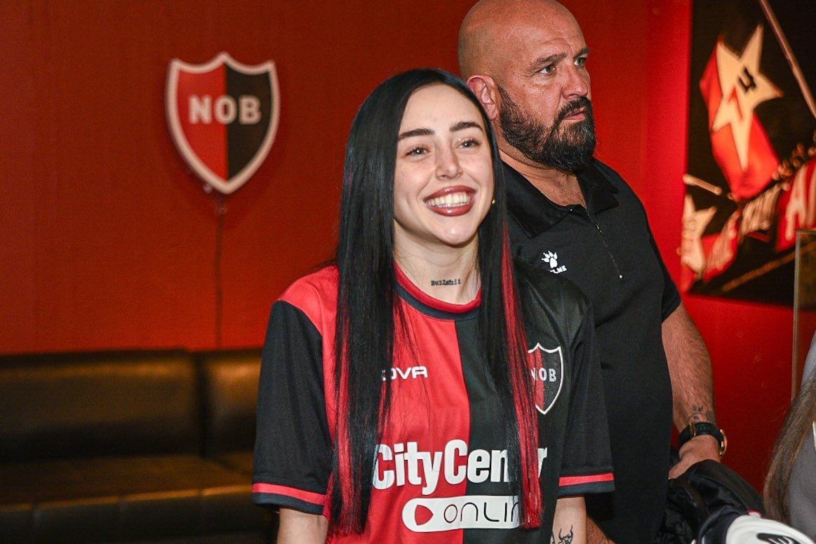 Nicki Nicole fue a la cancha de Newell's Old Boys con la camiseta oficial del equipo.