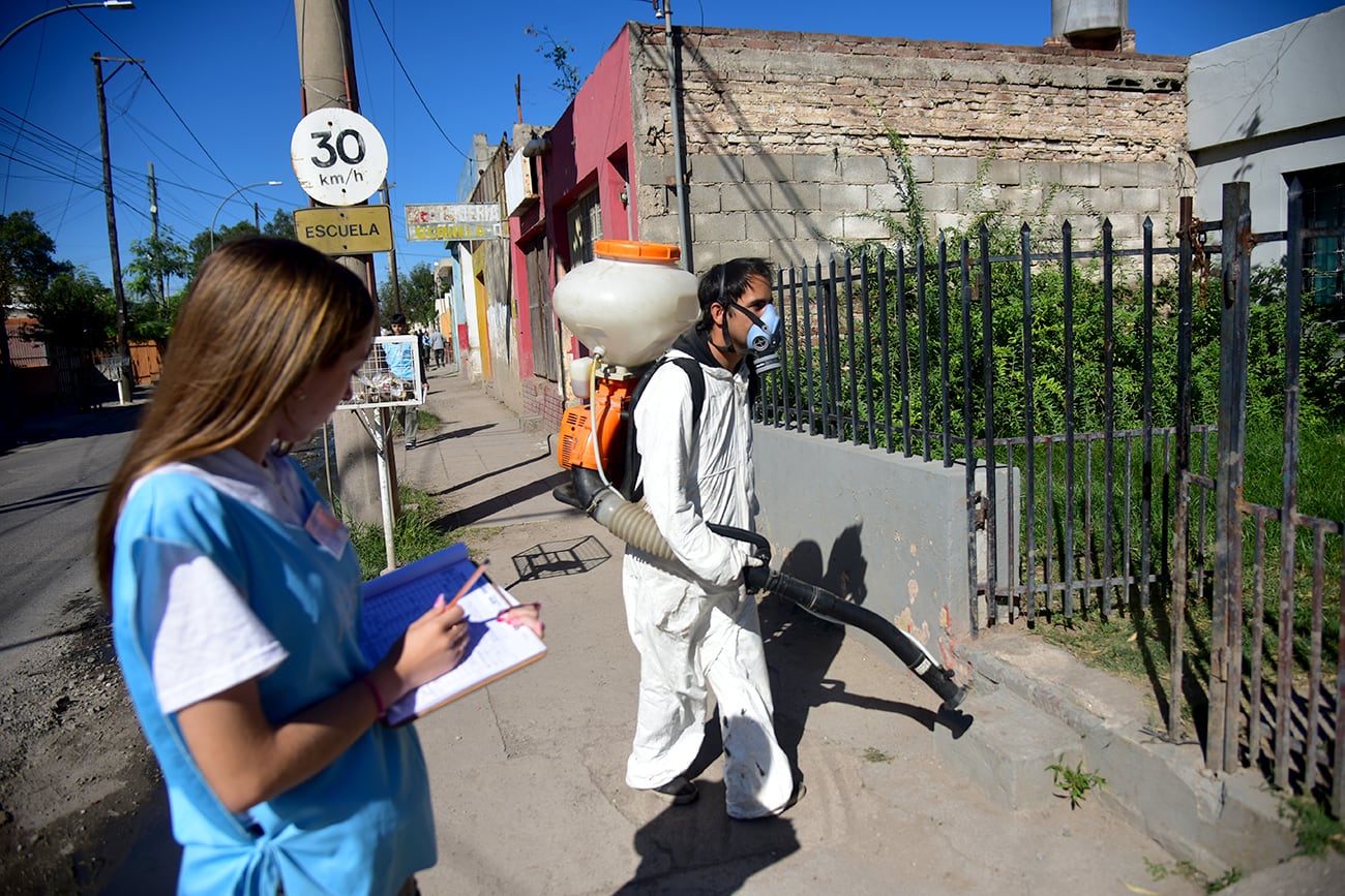 Dengue en Córdoba: las brigadas de técnicos y promotores/as realizan recorridos en Villa El Libertador. (Pedro Castillo / La Voz)