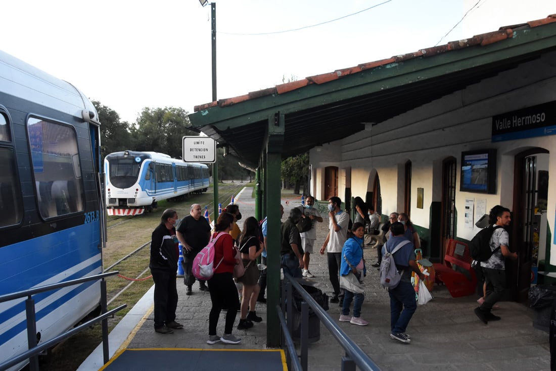 El Tren de las Sierras atraviesa una zona de extraordinarios paisajes, como es el Valle de Punilla y aunque actualmente la mayor parte de sus pasajeros son turistas, en sus comienzos el ramal sirvió fundamentalmente como medio de transporte de cargas y pasajeros entre la ciudad de Córdoba y Cruz del Eje y luego fue incorporado al Ferrocarril General Belgrano como su ramal A1. (Télam)