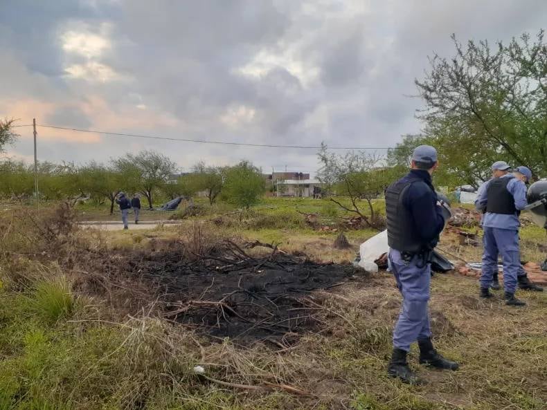 300 personas estaban tomando tierras.