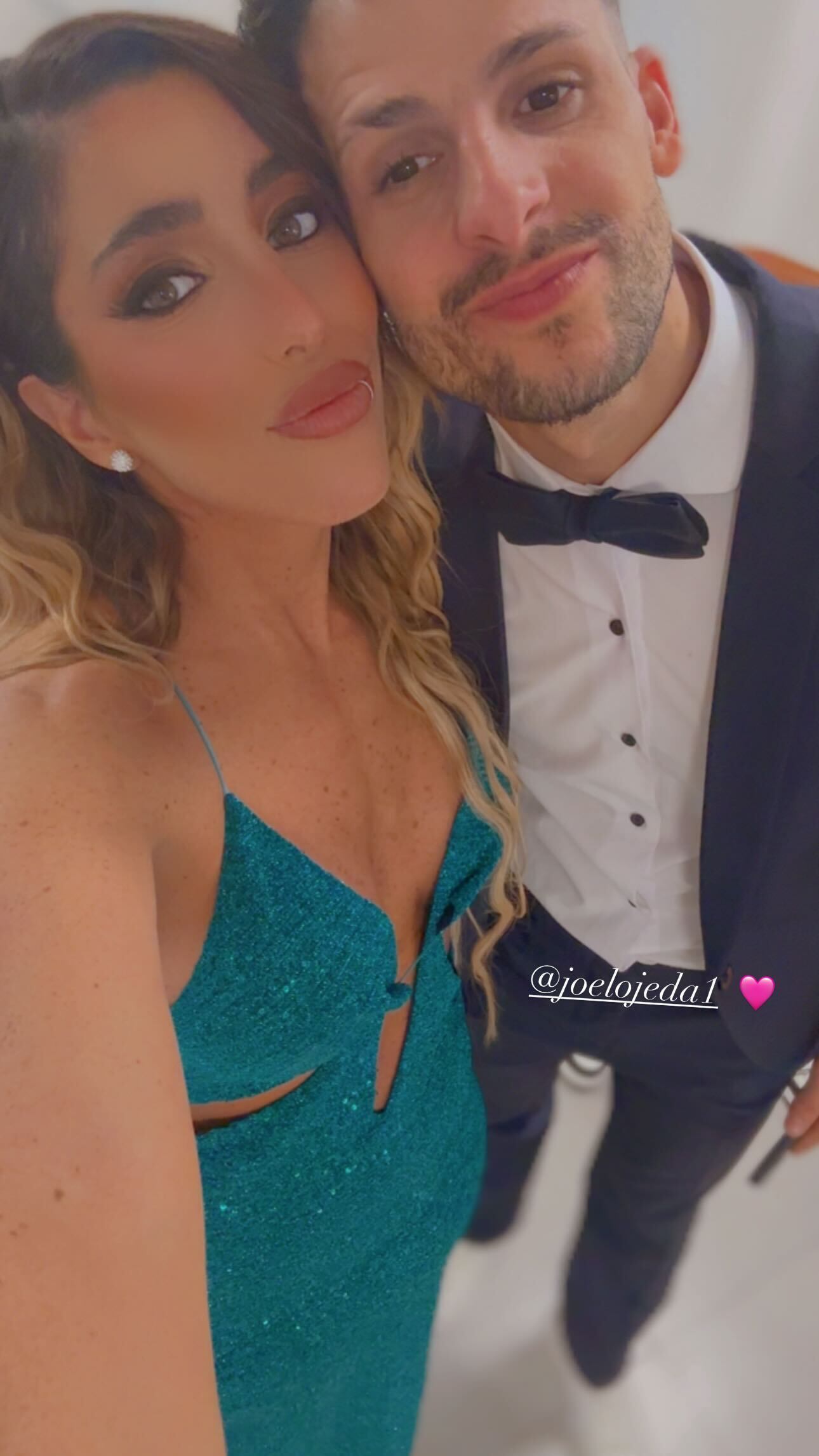 La médica y Joel Ojeda hicieron una selfie de "Catiel" en modo ceremonia.