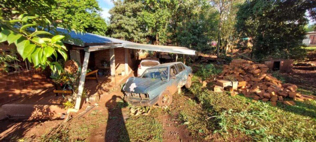 Chocó contra una casa en Eldorado y se escapó abandonando el vehículo