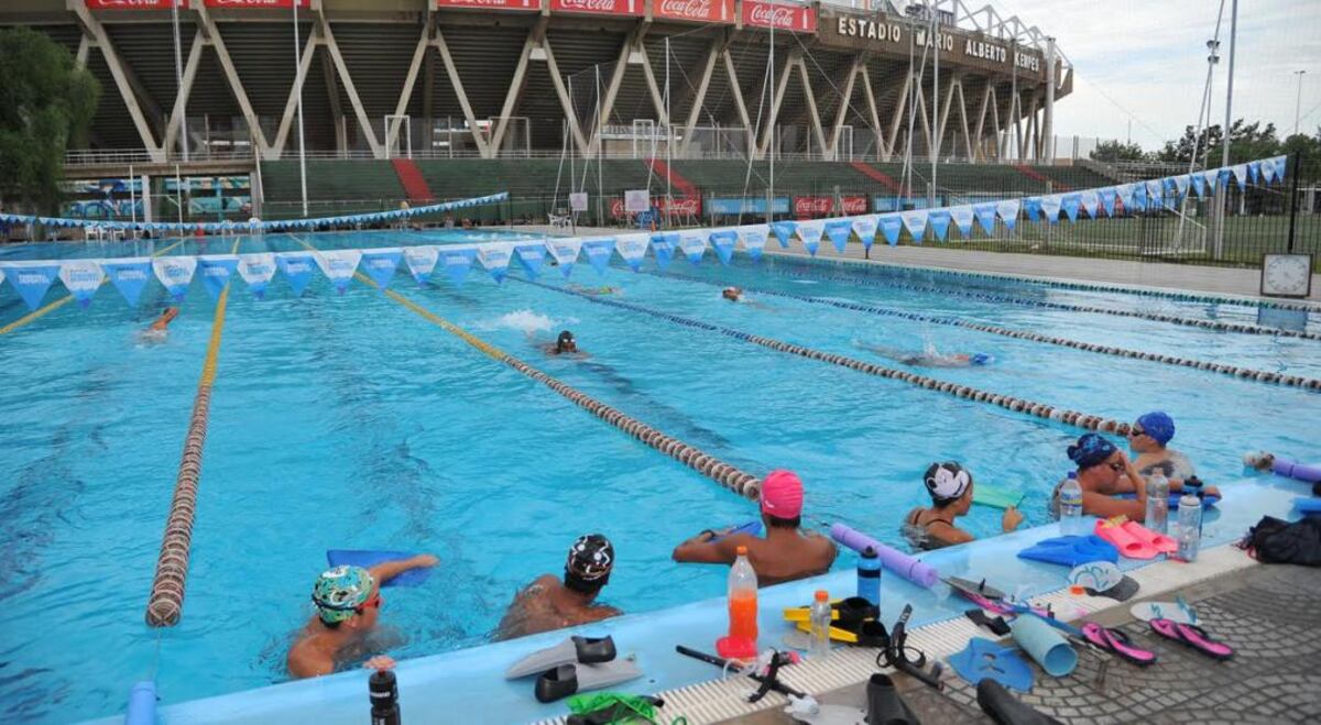 Conmoción: murió un hombre de 73 años en un torneo de natación en Córdoba