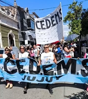 Este miércoles la dirigencia del CEDEMS encabezó una marcha por calles de San Salvador de  Jujuy, durante la jornada de paro docente en el primer día de clases.