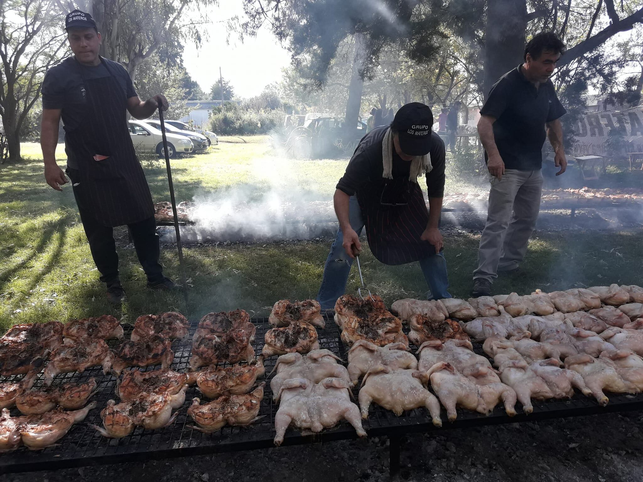 Los Materos colaborando con polladas solidarias.