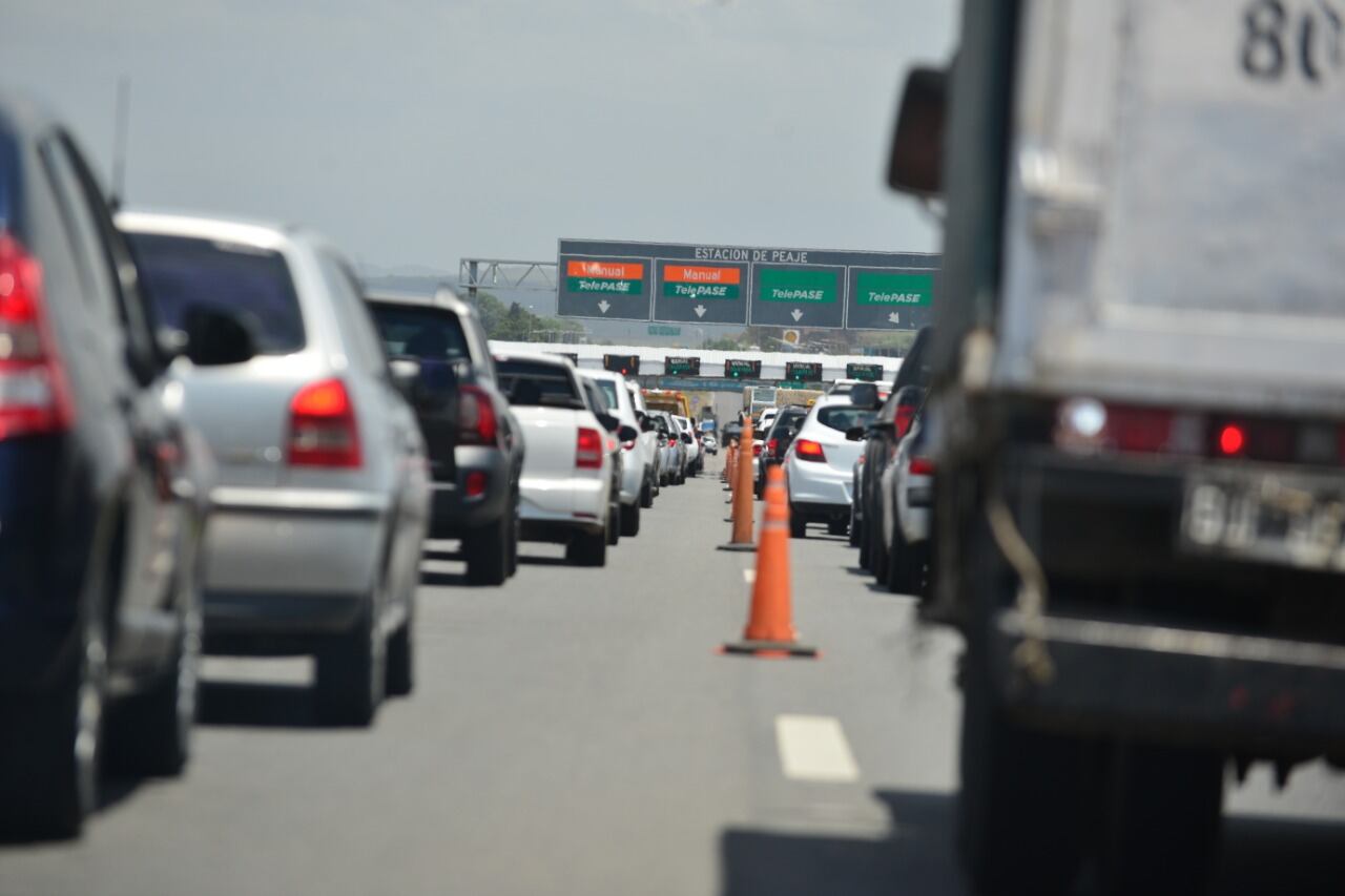 Extensas filas de vehículos para ingresar a las sierras este fin de semana.