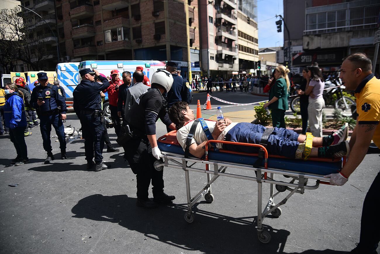 Un auto que arrolló a peatones, motos y otros vehículos
Ocurrió este jueves en pleno centro de la Capital, sobre bulevar Chacabuco. Al parecer, el conductor habría sufrido una descompostura. Hubo al menos 13 heridos, uno de gravedad. Chocó a 6 autos y dos motos

 (Pedro Castillo / La Voz)