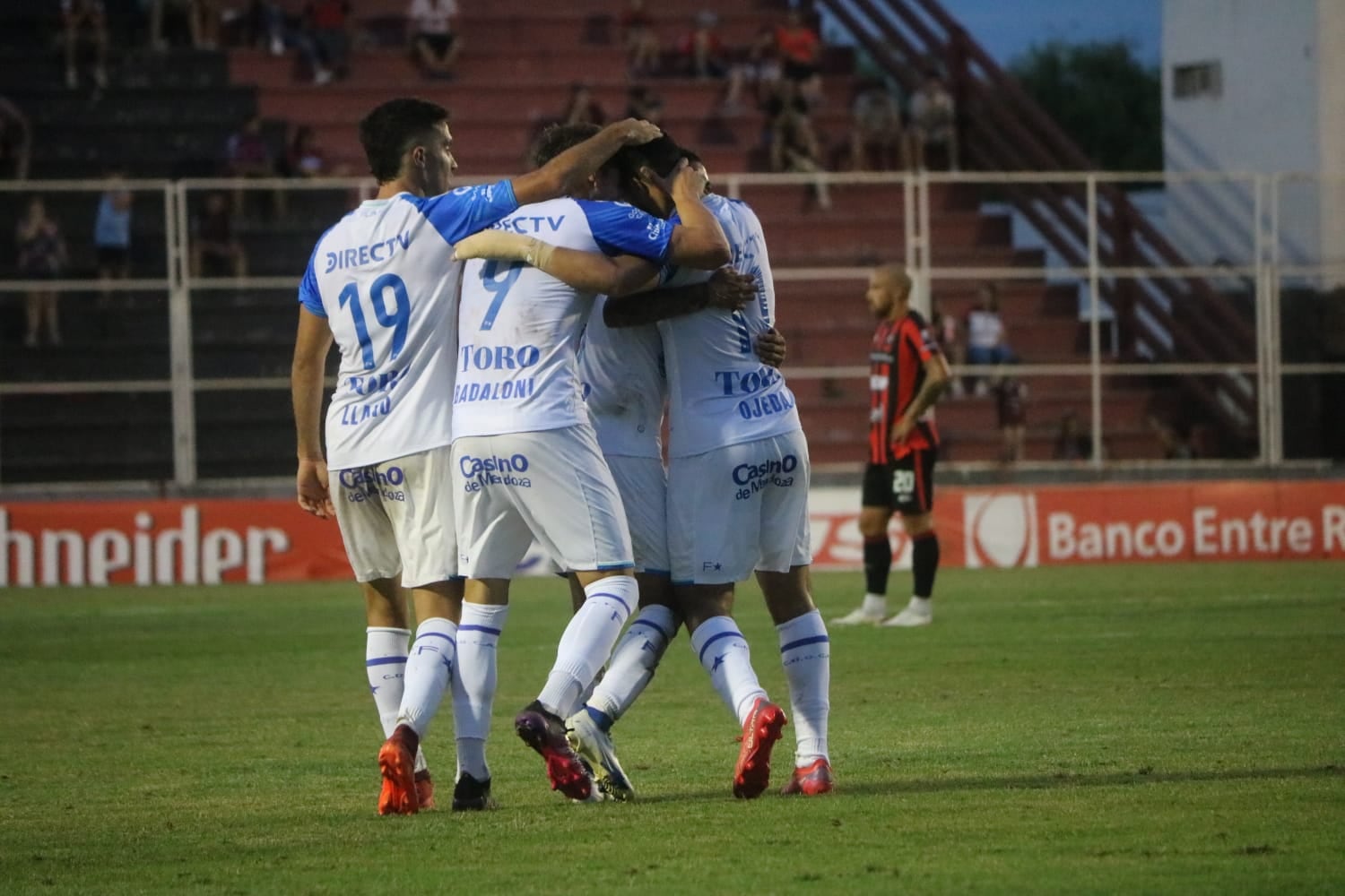 Godoy Cruz goleó a Patronato en su visita al Grella.