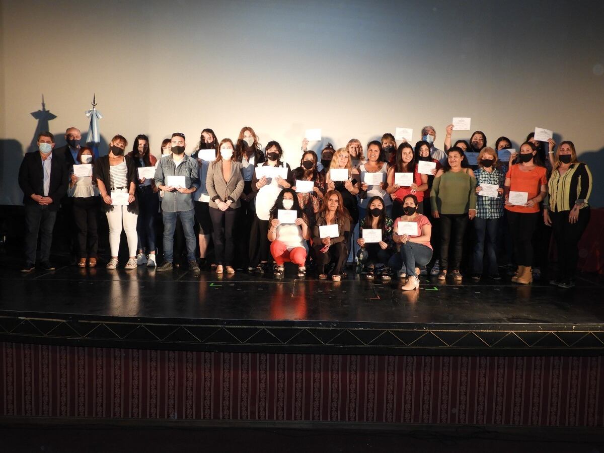 Entregaron certificados de cursos de cuidado de adultos mayores