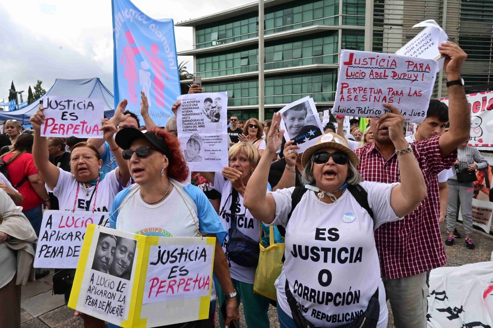 Marcha en pedido de justicia por el crimen de Lucio Dupuy (Foto Clarín)