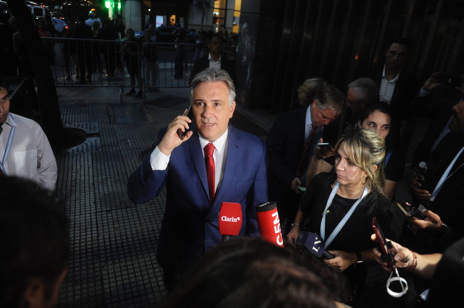 Martín Llaryora en las inmediaciones del Congreso, en la previa del discurso de Javier Milei. (Corresponsalía)