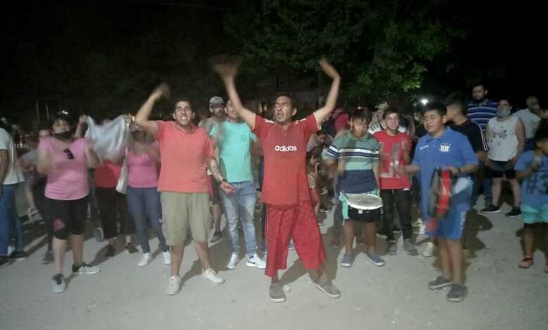 Un grupo de cien vecinos se manifestó frente a la casa del intendente. Aseguran que hubo un caso de abuso previo, y fue tapado por las autoridades.