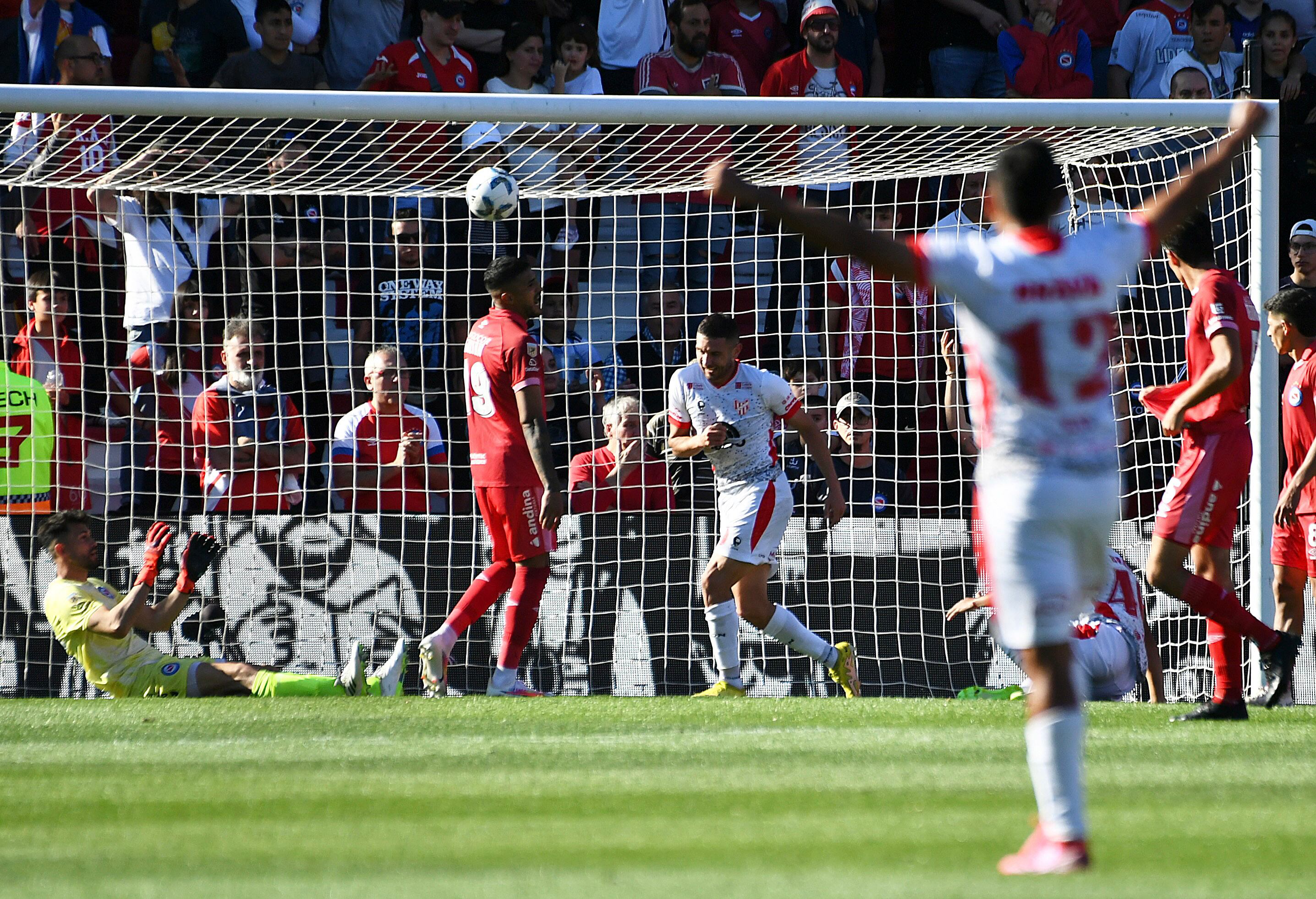 Instituto le ganó 2-1 a Argentinos Juniors, en Buenos Aires, por la Copa de la Liga Profesional 2023 y se aseguró la permanencia en Primera División. (Fotobaires)