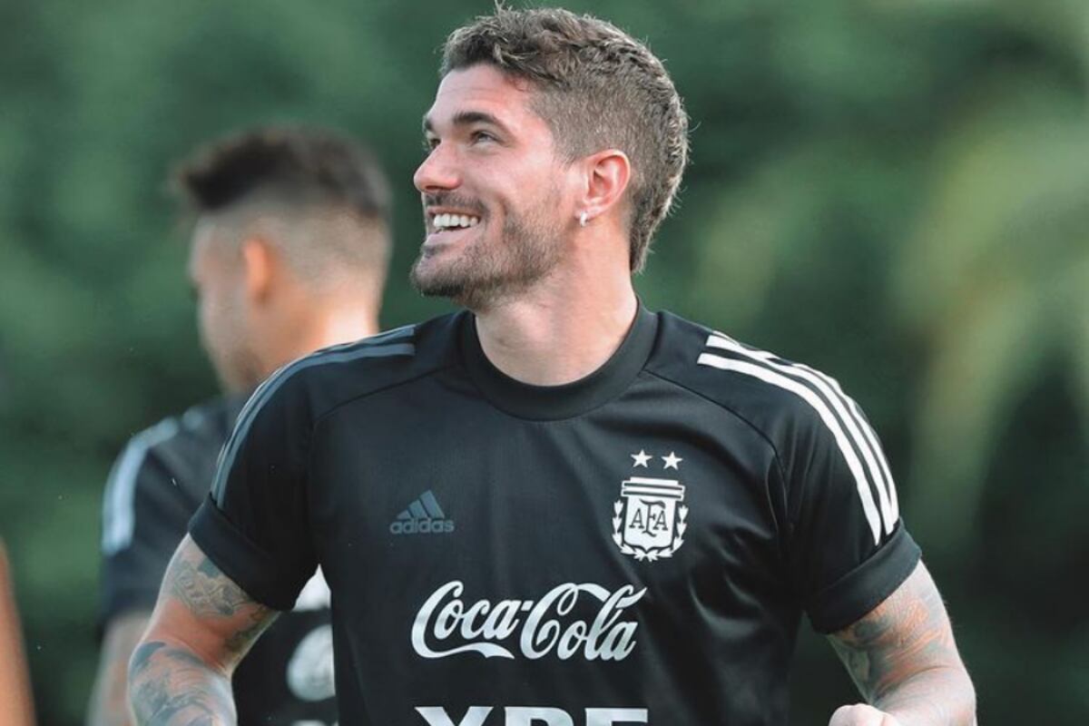 Hincha desde la cuna: Rodrigo De Paul se mostró jugando a la pelota junto a su bebé