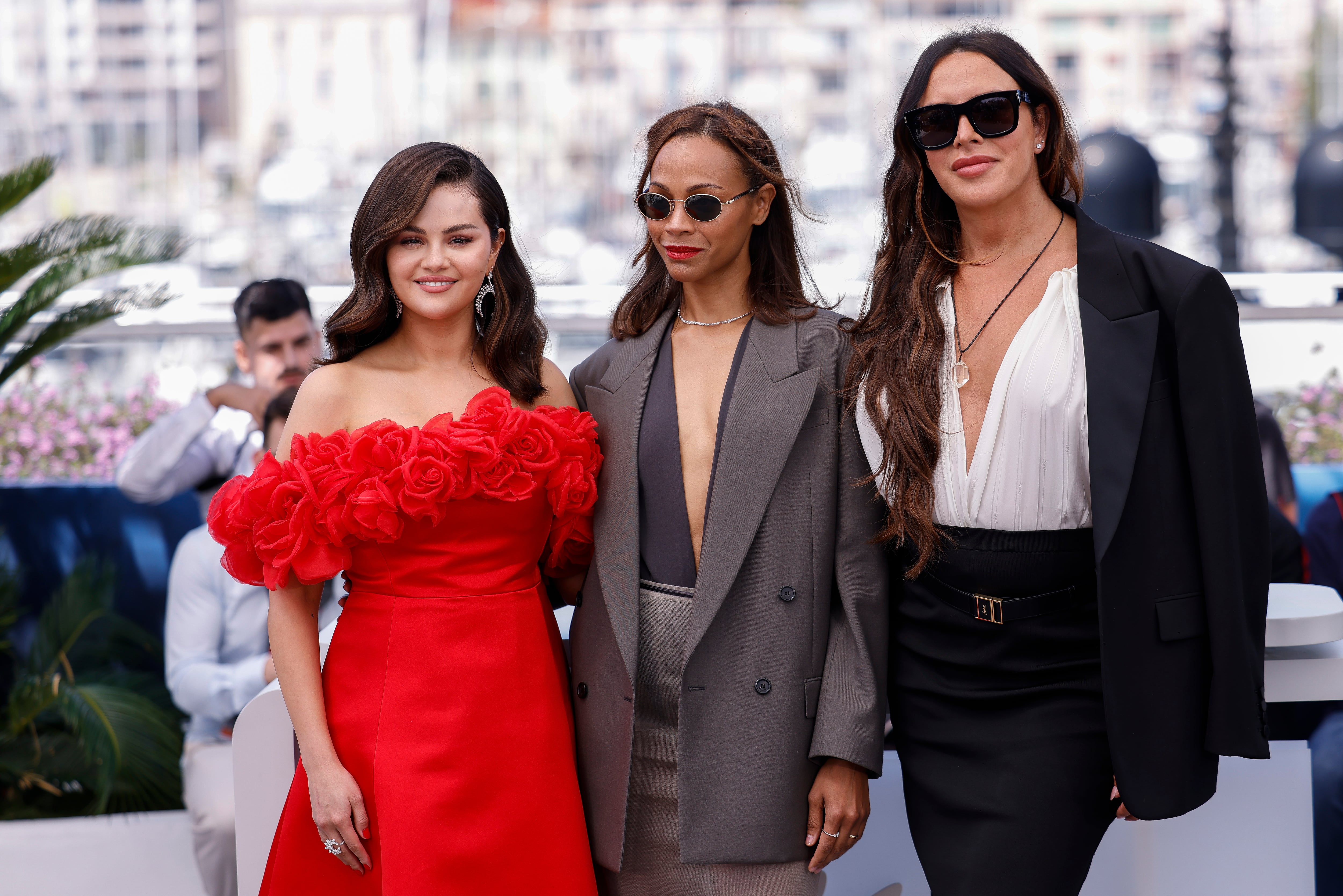 Selena Gomez, de izquierda a derecha, Zoe Saldaña y Karla Sofia Gascón posan en la sesión de "Emilia Perez" en la 77a edición del Festival de Cine de Cannes, en Francia el domingo 19 de mayo de 2024. (Foto Vianney Le Caer/Invision/AP)