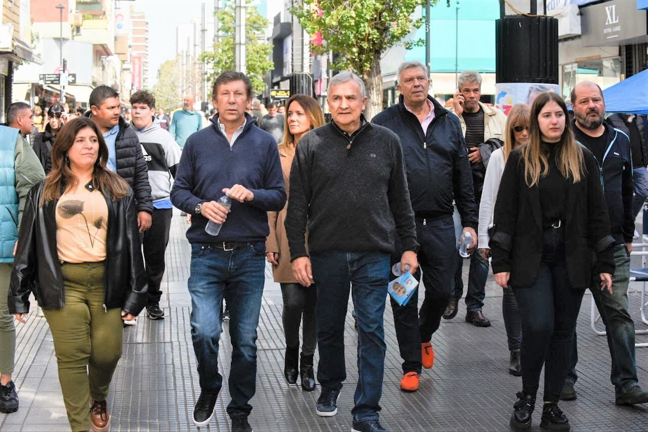 El intendente de San Isidro, Gustavo Posse, y el candidato a intendente de San Martín, Mauricio D'Alessandro, junto a demás dirigentes acompañaron al precandidato radical a la Presidencia, Gerardo Morales, en su contacto con la ciudadanía bonaerense.