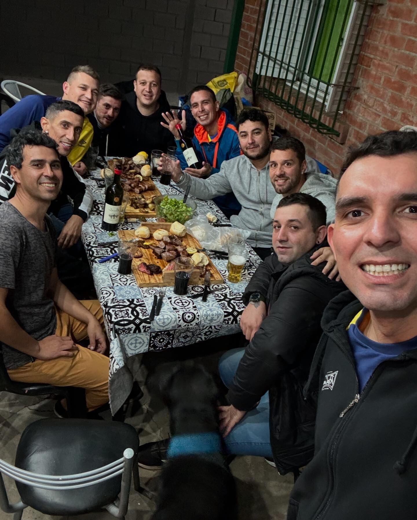 La banda de la calle Perdriel se reunió para despedir a "Fideo".