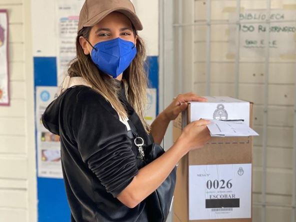 Cinthia Fernández, en el momento que emitió su voto durante la jornada del domingo. (Instagram)