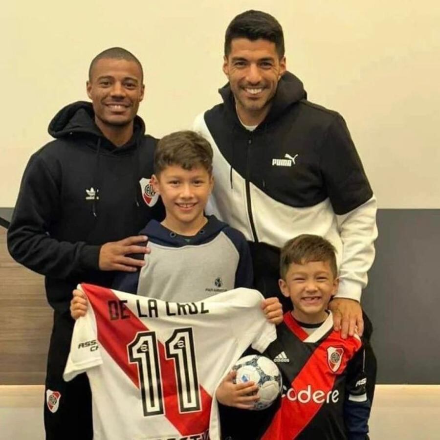 Luis Suárez con sus hijos y Nicolás De la Cruz en la concentración de River