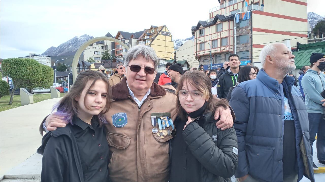 VGM Juan Vera junto a sus nietas.