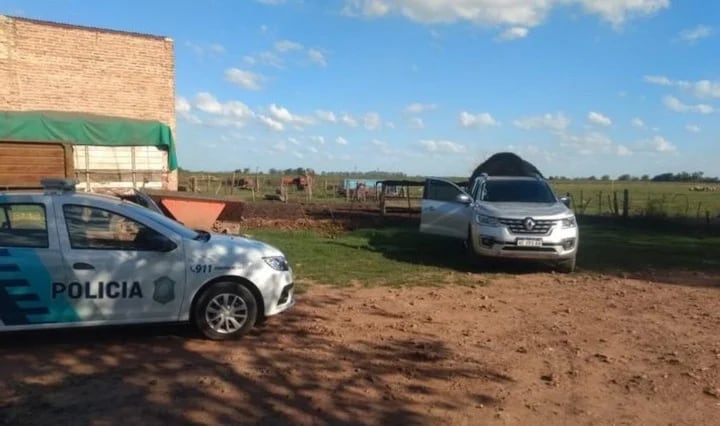 El lugar donde sucedieron los asesinatos. En la foto, la camioneta en donde viajaron las víctimas hasta el campo de Sánches.