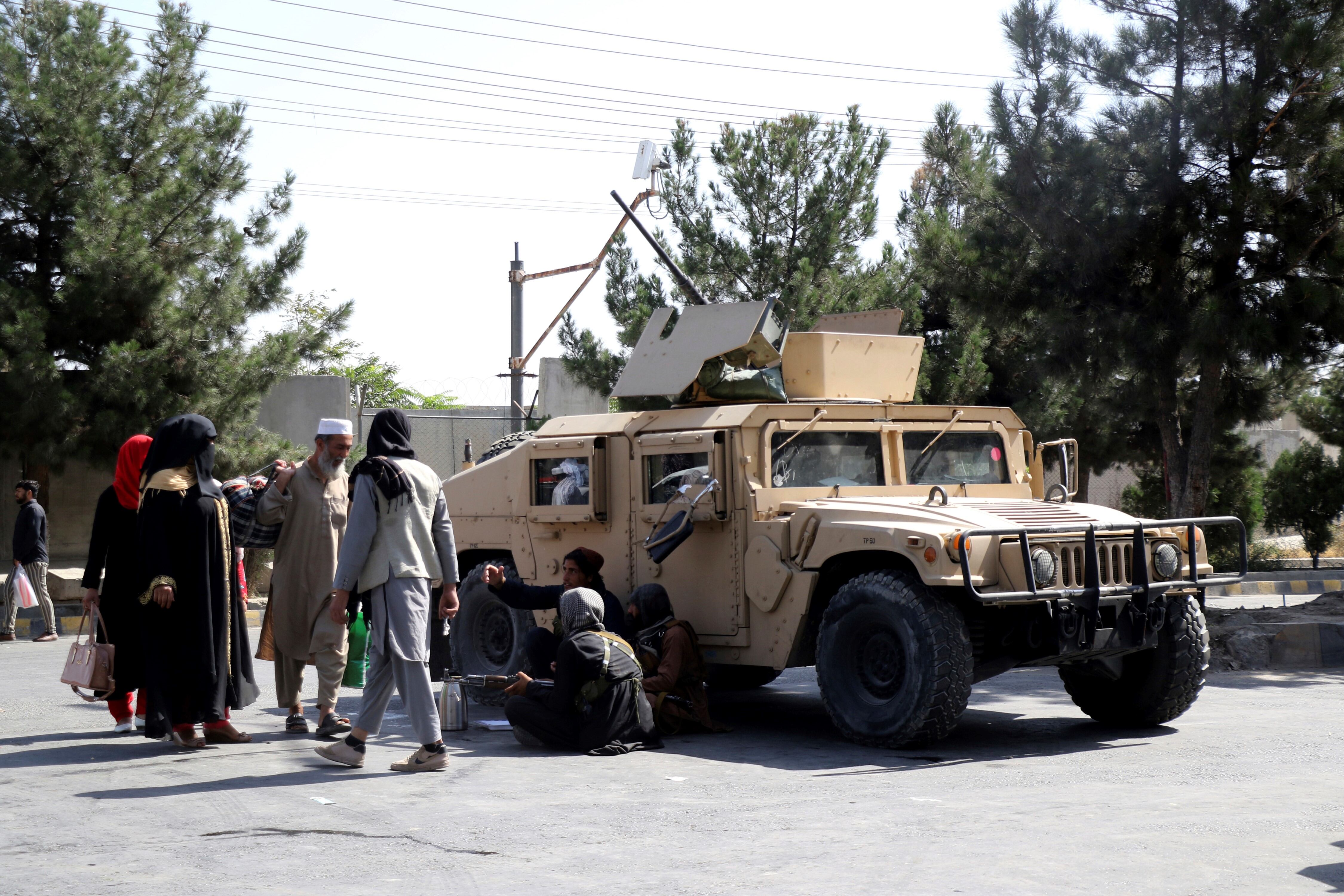 Jueves. Un doble atentado suicida en Kabul dejó al menos 73 muertos. AP