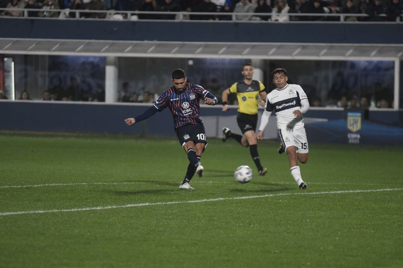 Con un golazo, Nahuel Bustos le da la ventaja a Talleres ante Gimnasia por la primera fecha de la Copa de la Liga 2023. (Federico López Claro)