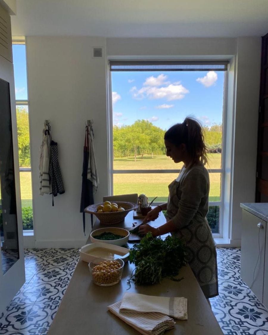 La sofisticada cocina de Juliana Awada: al lado de la huerta y cálidos detalles de decoración