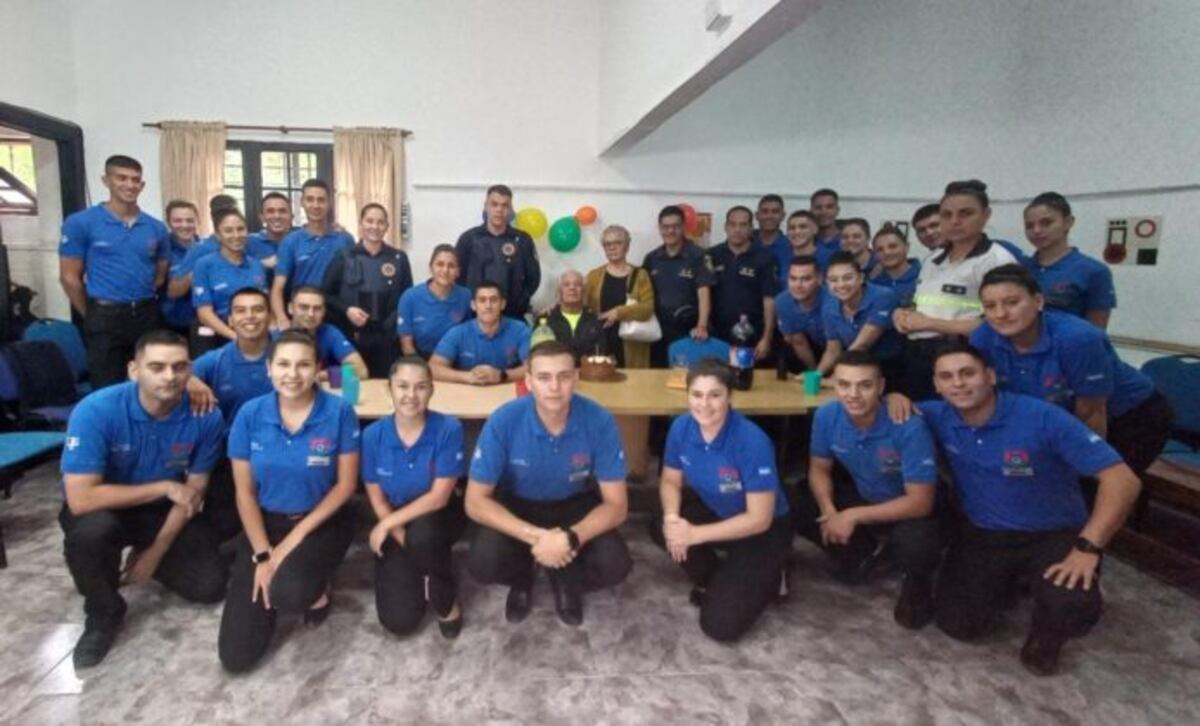 Un grupo de policías le festejó el cumpleaños a un abuelo en La Falda