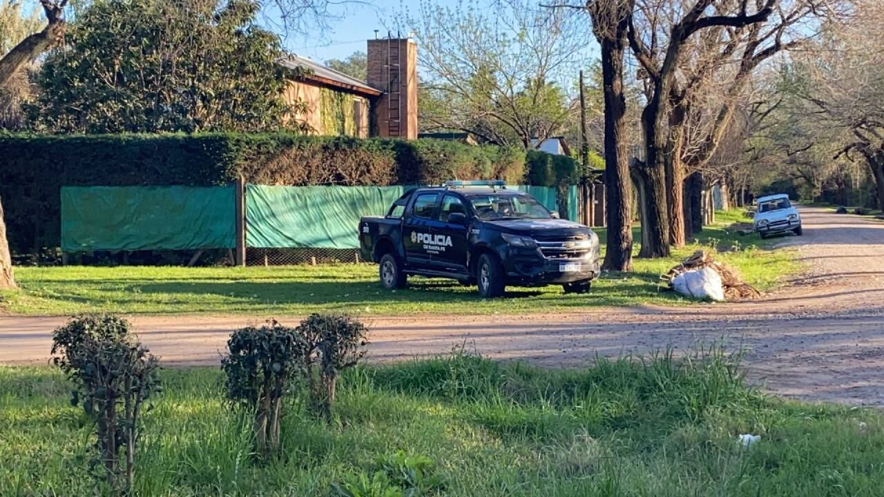 La policía custodiaba la zona de la balacera al amanecer.